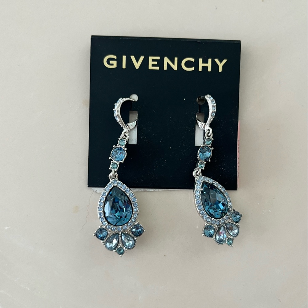Never worn earrings!!!